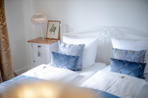 DAS KLEINE HOTEL IPHOFEN, Frühstückszauber, no waste, nachhaltig, nahe aller Weingüter, KNAUF GIPS KG und ConneKT, kleines Secret mit Garten & Terrassen, TV mirrorring, 55